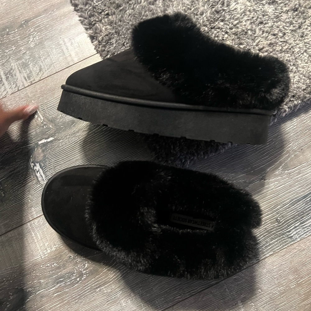 Streetwear Society Black Fur-Lined Slippers